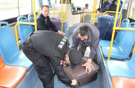公交车上抢劫判多少年徒刑