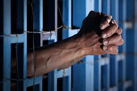 被判无期徒刑最少服刑多少年?
