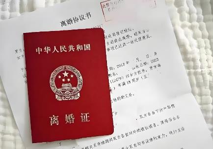 离婚协议书自己写还是律师写?