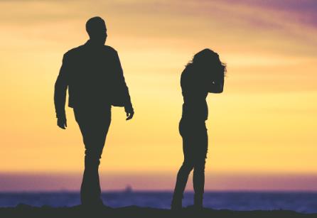 离婚必须本人亲自到场吗?回户籍所在地办理吗?