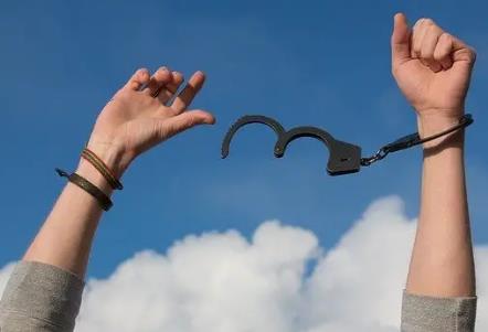 一般抓进去几天可以取保?取保候审坐牢几率大吗?