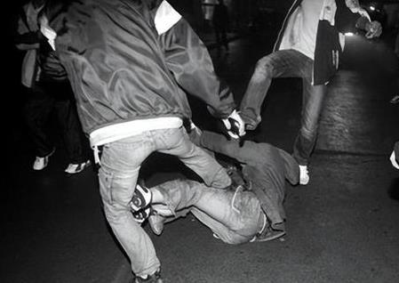 2026年群殴打架轻微伤怎么判刑和赔偿?