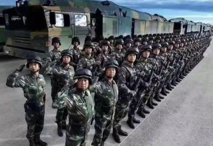 　　现役军人平时在干什么?  　　现役军人平时的一天，基本就是训练 + 教育 + 执勤 + 内务 + 生活这五大块，节奏很规律、很严格，我给你用最真实、最接地气的方式说清楚：  　　一、一天大致怎么过(基层部队通用)  　　起床、出操  　　早上 6 点左右起床  　　早操：跑步、队列、体能  　　整理内务、洗漱、早餐  　　叠被子、打扫卫生、检查内务  　　上午：训练 / 操课  　　军事训练：队列、战术、射击、体能、专业技能  　　政治教育、条令学习、安全保密教育  　　午饭 + 午休  　　下午：继续训练 / 执勤 / 专业学习  　　岗位训练、装备操作、演练  　　站岗、执勤、巡逻、值班  　　晚饭 + 课外活动  　　体能加练、打球、文体活动  　　可以按规定使用手机、打电话  　　点名、洗漱、熄灯  　　晚点名总结一天  　　准时熄灯就寝  　　二、平时主要干哪些事  　　军事训练  　　跑步、俯卧撑、仰卧起坐、引体向上等体能;  　　队列、战术、射击、投弹、防护、战场救护等。  　　专业技能  　　开车、维修、通信、雷达、炊事、卫生、军械等，各专业练各专业。  　　站岗执勤  　　营门哨、装备哨、巡逻哨，24 小时轮班，非常重要。  　　政治教育与学习  　　思想教育、条令条例、安全保密、法治学习。  　　内务卫生  　　叠被子、打扫卫生、物品摆放统一，天天检查。  　　公差勤务  　　打扫营区、搬运物资、保障活动、帮厨等。  　　战备工作  　　检查装备、清点物资、保持随时能出动的状态。  　　三、周末和节假日干什么  　　可以按比例请假外出  　　组织文体活动：打球、看电影、比赛  　　洗衣服、整理个人物品  　　统一发放手机，和家人联系  　　仍然有站岗、战备，不能完全放松  　　四、不同军兵种差别  　　陆军：训练强度大，野外驻训多  　　海军：出海、舰艇执勤、专业技术多  　　空军：飞行保障、场站勤务、技术维护  　　火箭军 / 武警：执勤、战备任务重  　　现役军人在部队可以用手机吗?  　　现役军人可以使用手机(含智能手机)，但实行「集中保管、限时使用、实名登记、严格保密」的制度，不是 24 小时自由使用。  　　一、基本规则(2026 现行，依据《内务条令》)  　　允许使用时段(基层通用)  　　休息日、节假日  　　工作日晚上：课外活动、熄灯前等个人支配时间平时管理  　　不用时：统一集中保管(保密柜 / 手机柜)严禁私藏手机、违规使用  　　登记备案  　　实行实名制：登记姓名、部职别、手机号、型号、微信号 / QQ 号等  　　二、绝对禁止(红线)  　　任务期间：作战、战备、训练、演习、执勤时 严禁携带使用  　　涉密场所：作战室、情报室、机要室、值班室、文印室、导弹阵地等 严禁带入  　　内容红线  　　严禁拍照、录像、录音营区、装备、训练、证件、军装  　　严禁暴露军人身份、部队番号、位置、编制、任务  　　严禁存储、传播涉军敏感 / 涉密信息  　　严禁网赌、网贷、翻墙、不良交友、违规直播  　　技术红线  　　不得连接涉密电脑 / 军网  　　不得使用违规定位、翻墙、双系统、改装机  　　三、不同人群差异  　　义务兵 / 基层军士：最严，限时发放、统一保管  　　军官 / 机关人员：相对宽松，但涉密场所仍必须上交  　　新兵连(前 3 个月)：管控最严，通常周末少量使用，适应期后逐步放开  　　涉密 / 高危岗位(作战、情报、机要、核生化等)：  　　常禁用智能手机，只许用配发保密机 / 老年机  　　四、2026 最新变化(更人性化、重隐私)  　　保护隐私：未经批准不得随意翻看手机内容、索要密码、违规监控亲情时段：已婚、异地、家属来队等可适当增加使用时间  　　技术管控：涉密区用信号屏蔽、安检、专用储物柜五、违规后果(很严)  　　轻微：批评、没收、检讨、暂停使用  　　较重：警告、严重警告、记过  　　严重(泄密)：降职 / 降衔、撤职、追究刑事责任  　　现役军人可以外出吗?  　　现役军人可以外出，但必须严格按级请假、限时、限比例、限范围，并非随时自由外出。(依据 2025 年最新《中国人民解放军内务条令》)  　　一、外出类型与审批  　　1、日常请假(≤1 天，周末 / 节假日)  　　批准权限：士兵由连队首长批准，军官由直接首长批准时间：早饭后离队、晚饭前归队，不得在外过夜范围：除就医等特殊情况外，不得离开驻地  　　2、休假 / 探亲(≥1 天)  　　按年度休假计划，由单位按在位率分批安排  　　可离开驻地、回家或旅游，取消休假地点限制，变更地点仅需报备  　　国家动员时，必须立即中止休假归队  　　3、因公外出  　　执行公务、出差、学习、就医等，按任务审批  　　二、人数比例控制(核心限制)  　　战备 / 边防部队：外出比例 ≤10%一般部队：外出比例 ≤15%按 “实力数”(编制人数)计算，回家住宿不占外出比例  　　三、同行与管理  　　义务兵：休息日 / 节假日外出 通常 2 人以上同行，指定负责人军士 / 军官：不再要求两人同行，可单独外出全程保持手机畅通，归队后立即销假、汇报情况  　　四、着装规定  　　可穿军装，也可穿便服(取消 “非因公” 限制)  　　穿军装时：严禁吸烟、酗酒、喧哗、搭肩挽臂、骑乘需戴头盔的电动车  　　五、绝对禁止情形  　　执勤、操课、训练、演习、战备期间 严禁外出未请假、超假、逾假不归(按违纪处理)  　　涉密任务 / 岗位、特殊时期(如敏感期)严控或禁出  　　不得进入不健康场所、涉黄赌毒场所、敏感政治场所